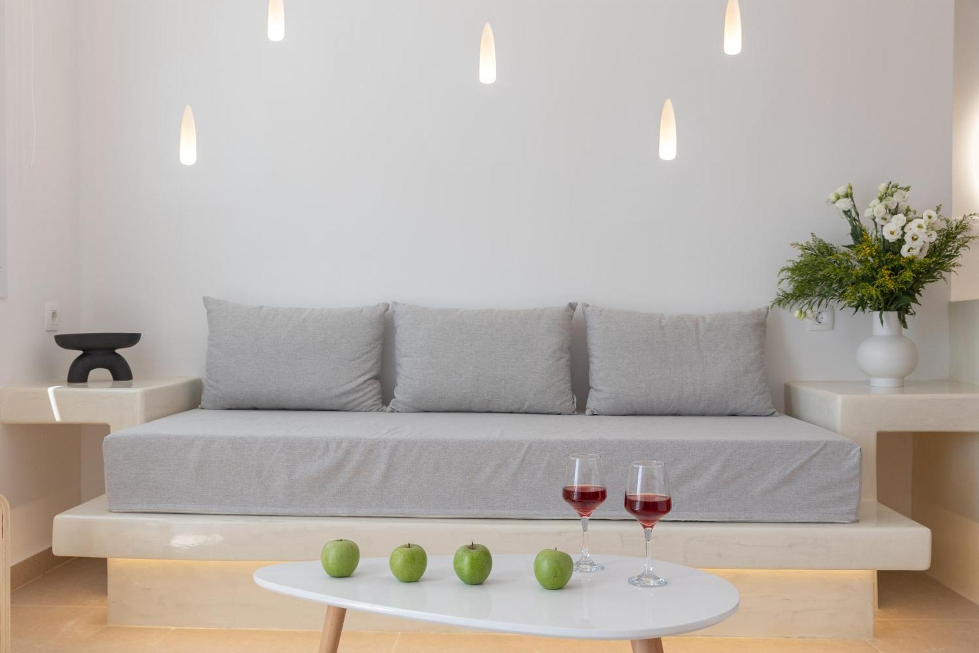 Theophrasti Suites Finikiá Kültér fotó