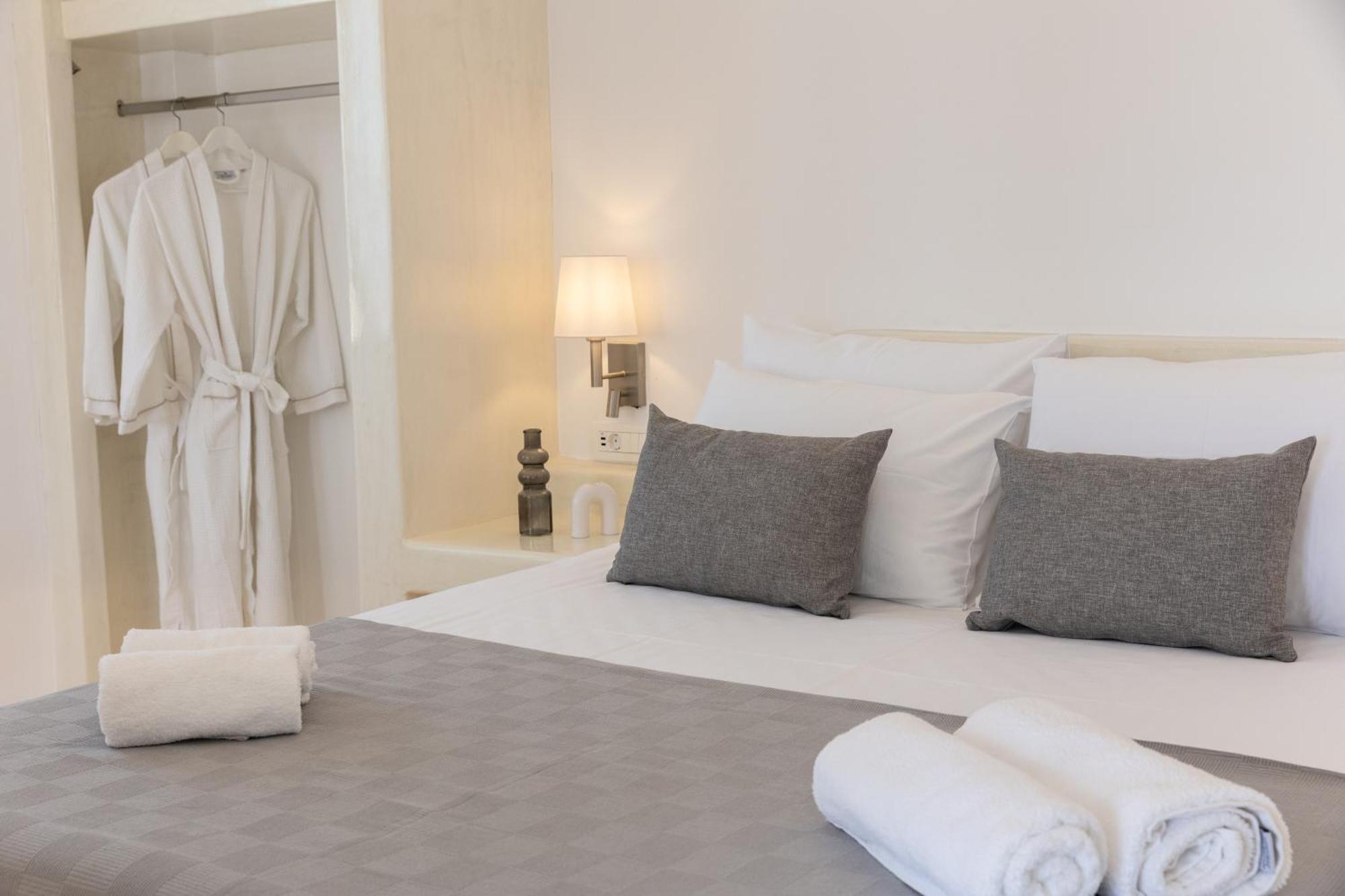 Theophrasti Suites Finikiá Kültér fotó