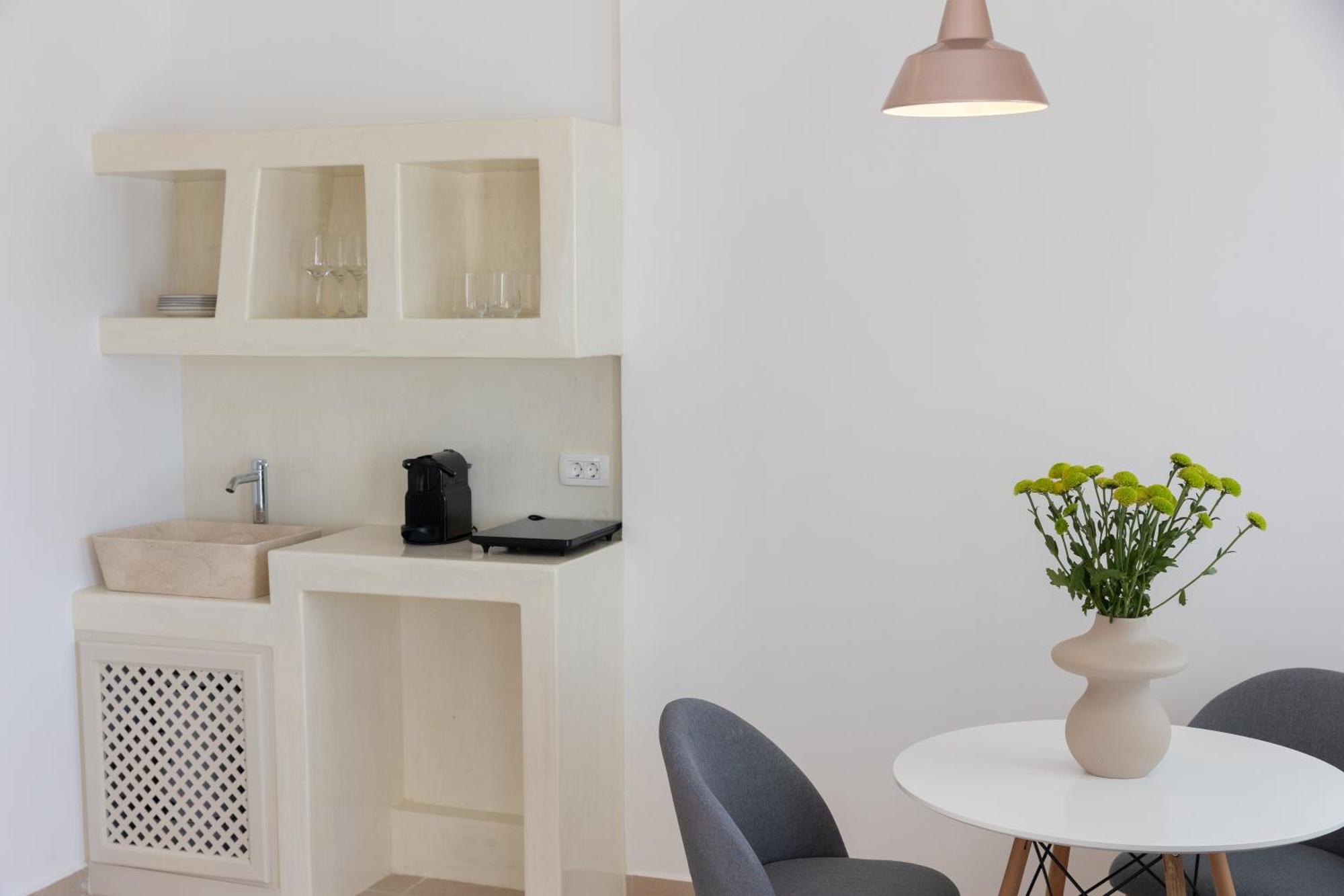 Theophrasti Suites Finikiá Szoba fotó