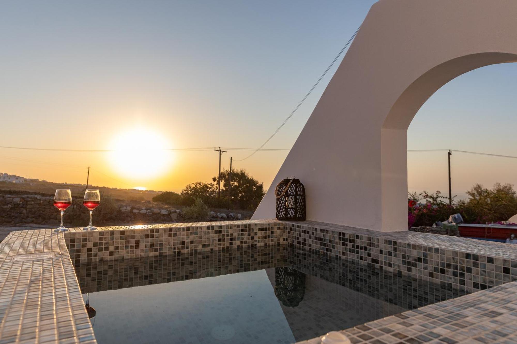 Theophrasti Suites Finikiá Szoba fotó