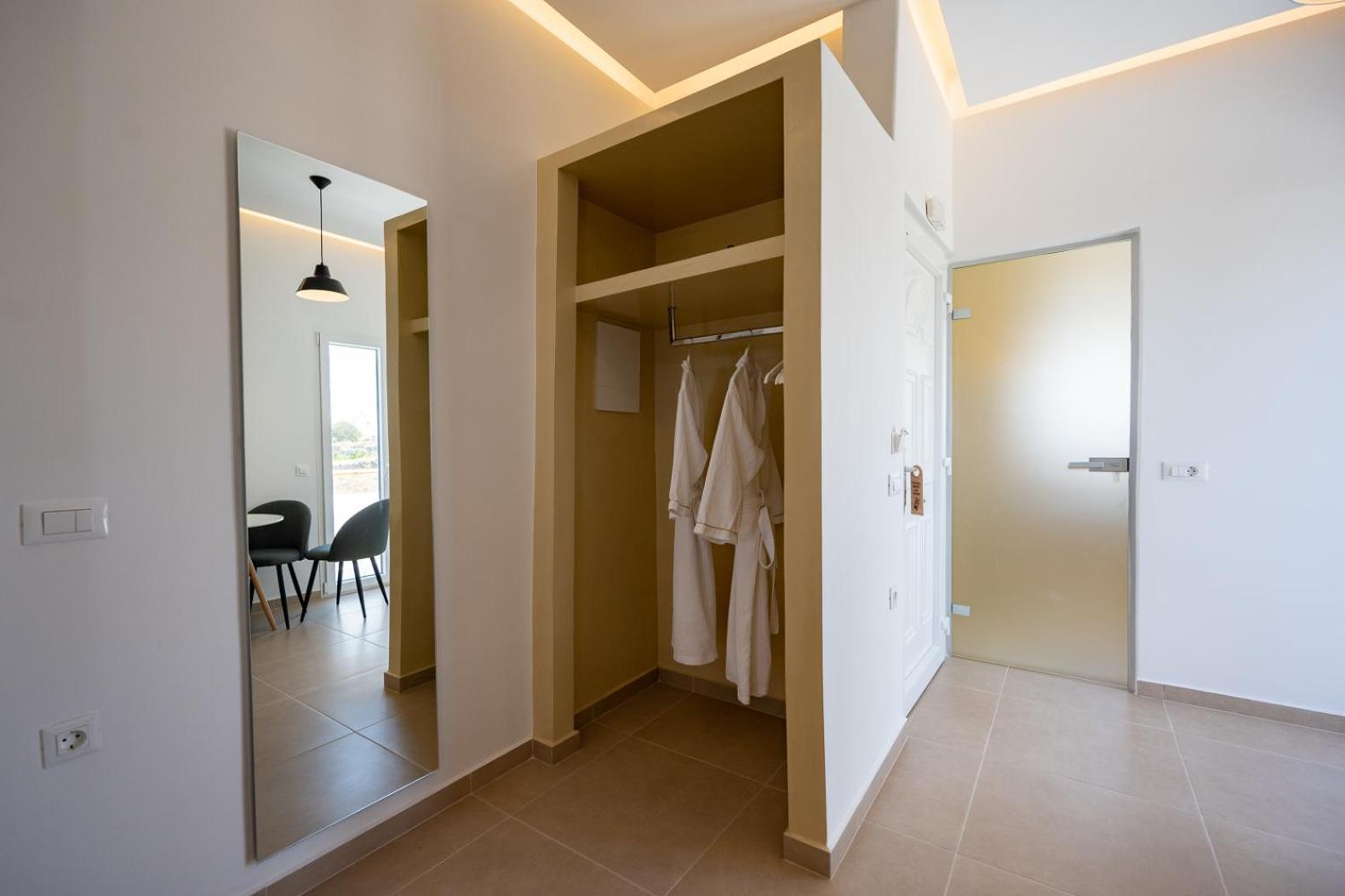 Theophrasti Suites Finikiá Szoba fotó