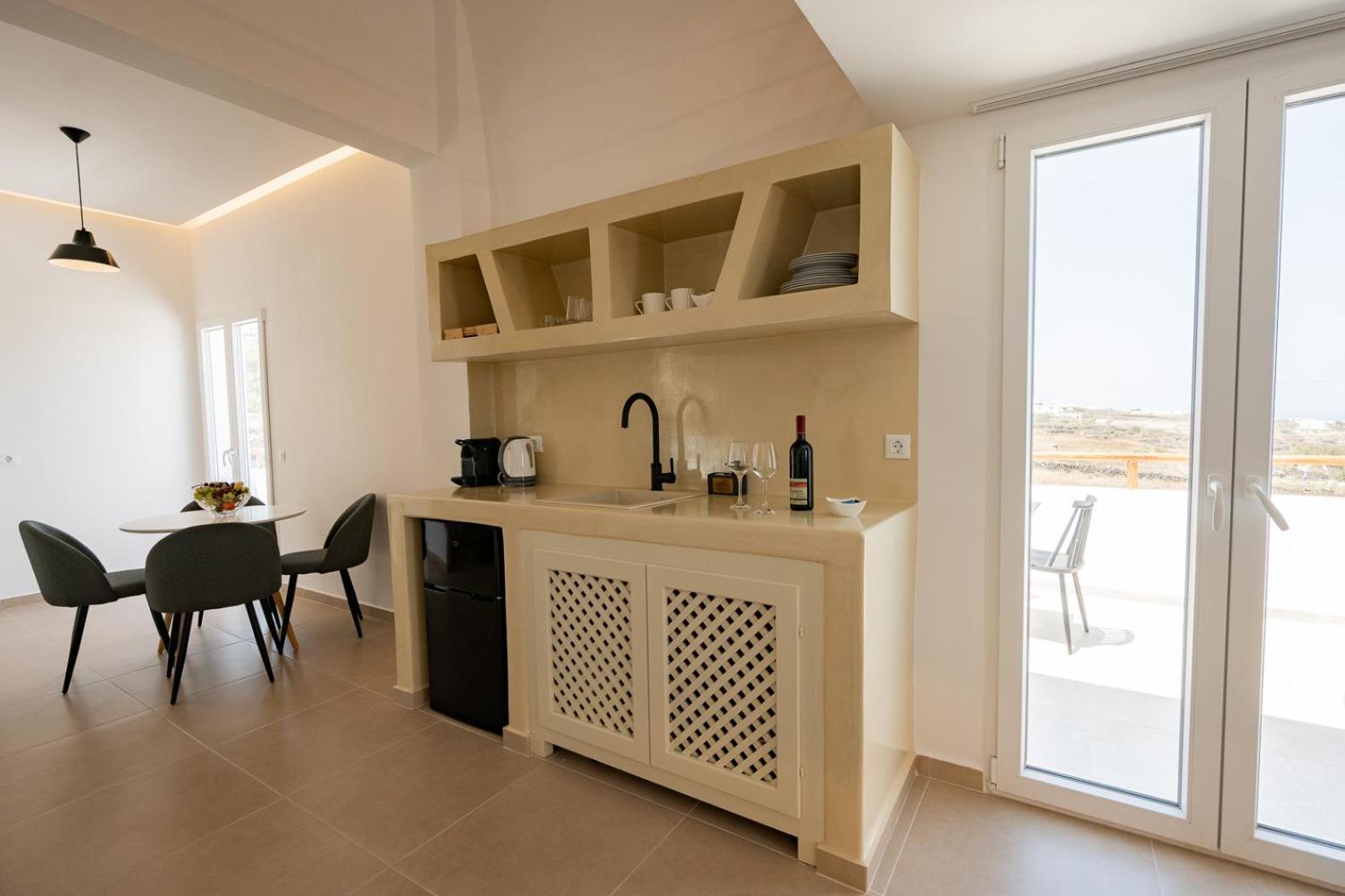 Theophrasti Suites Finikiá Szoba fotó