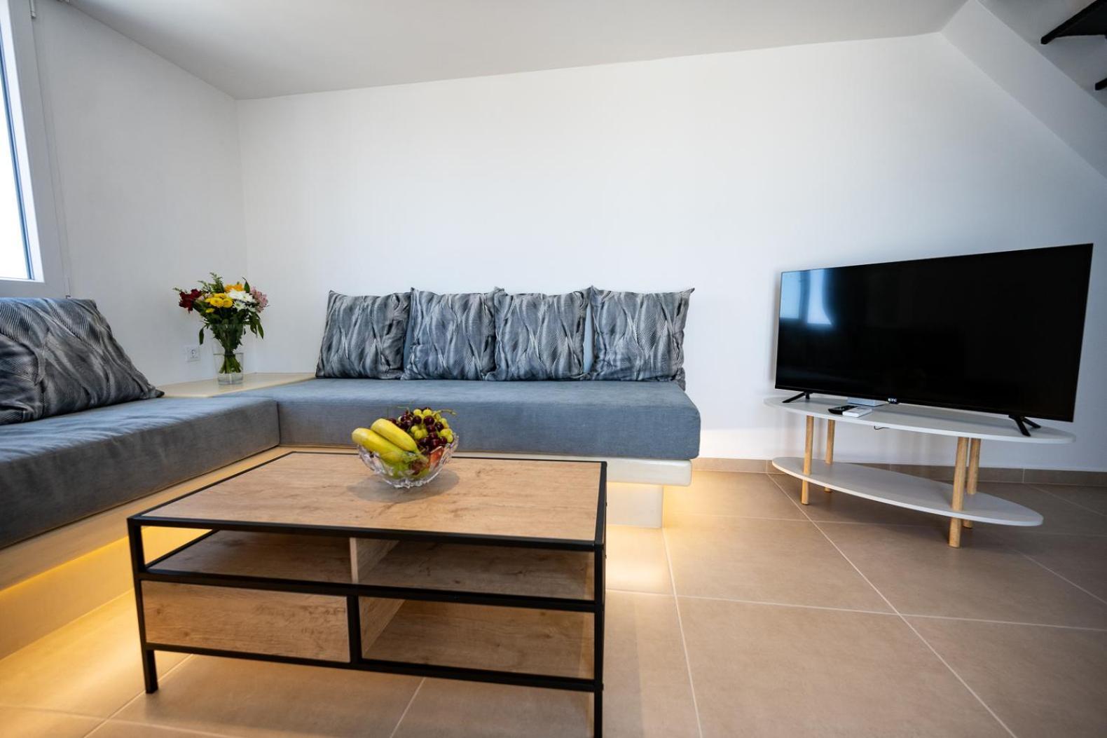 Theophrasti Suites Finikiá Szoba fotó