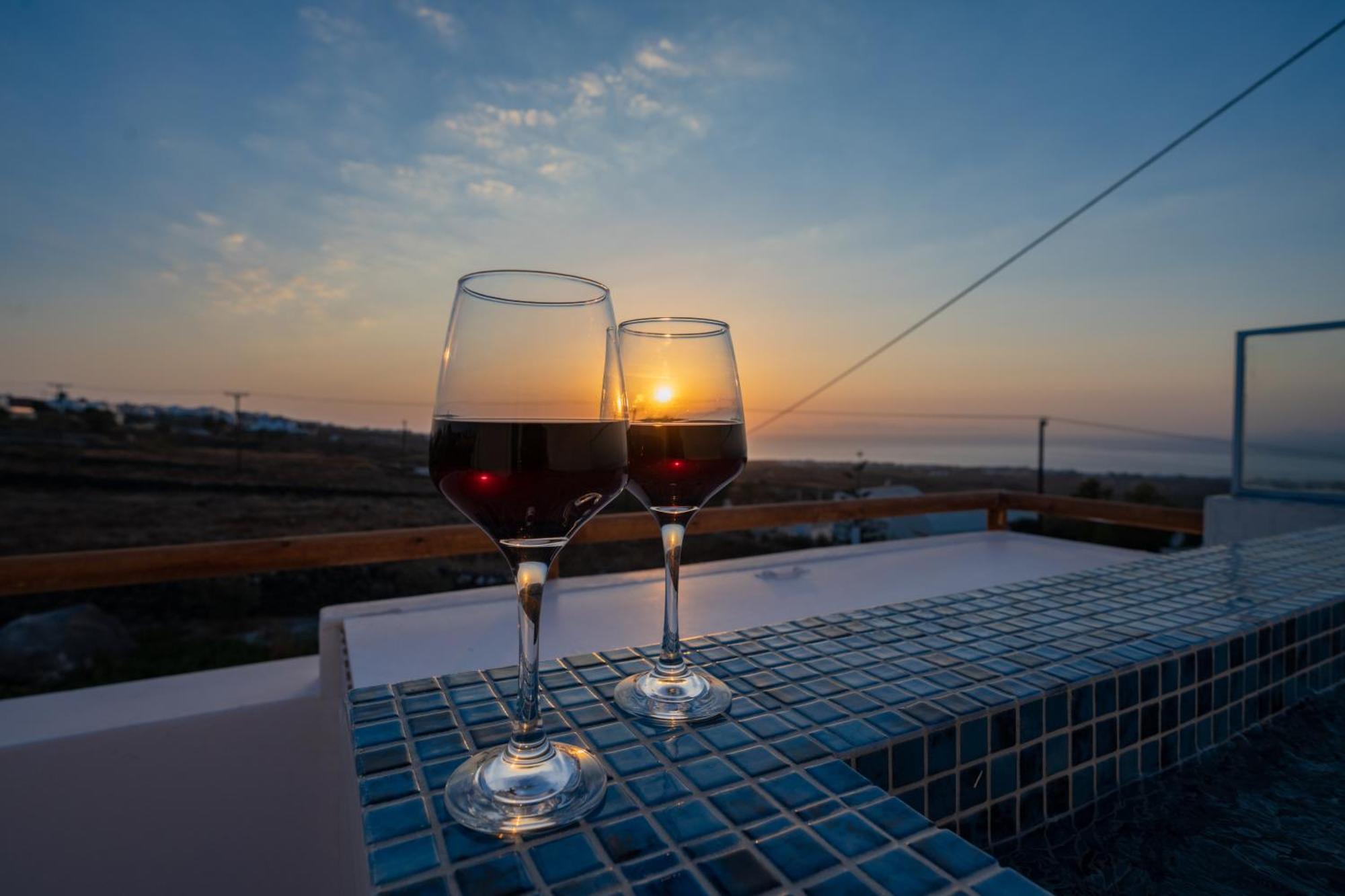 Theophrasti Suites Finikiá Kültér fotó