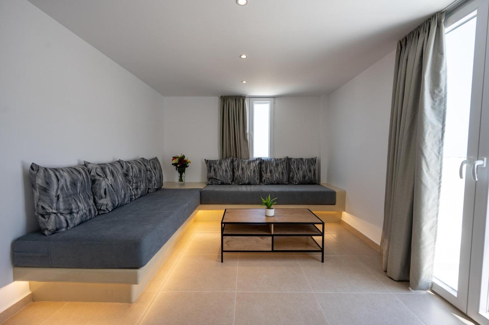 Theophrasti Suites Finikiá Kültér fotó